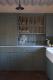 Cucina in stile Shaker con piattaia in legno